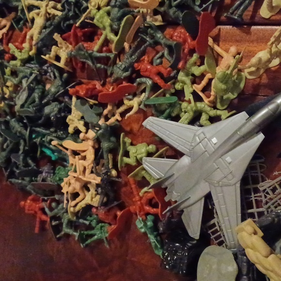 Huge 260 ARMY MEN 9 ARMY VEHICLES/PLANES /HELICOPTERS/extras - Picture 4 of 12